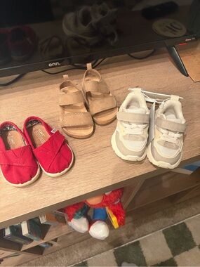 Shoe bundle size 4 toddler